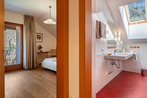 1 bedroom, iron/ironing board, free WiFi, bed sheets - Apartment 'Haus Rosengarten Apt C' with Mountain View, Private Terrace and Wi-Fi (Terlano)
