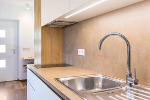 Fridge, stovetop, dishwasher, coffee/tea maker