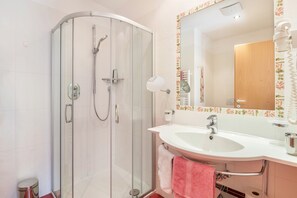 Shower, hair dryer, towels - Holiday Apartment "Rosengarten A" with Mountain View, Private Terrace & Wi-Fi (Terlano)
