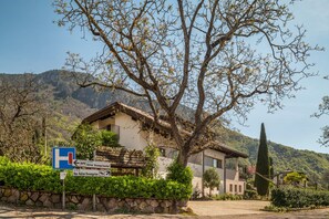 Exterior - Holiday Apartment "Rosengarten A" with Mountain View, Private Terrace & Wi-Fi (Terlano)