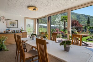 Dining - Holiday Apartment "Rosengarten A" with Mountain View, Private Terrace & Wi-Fi (Terlano)