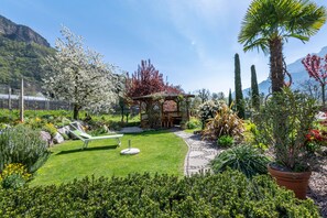 Property grounds - Holiday Apartment "Rosengarten A" with Mountain View, Private Terrace & Wi-Fi (Terlano)