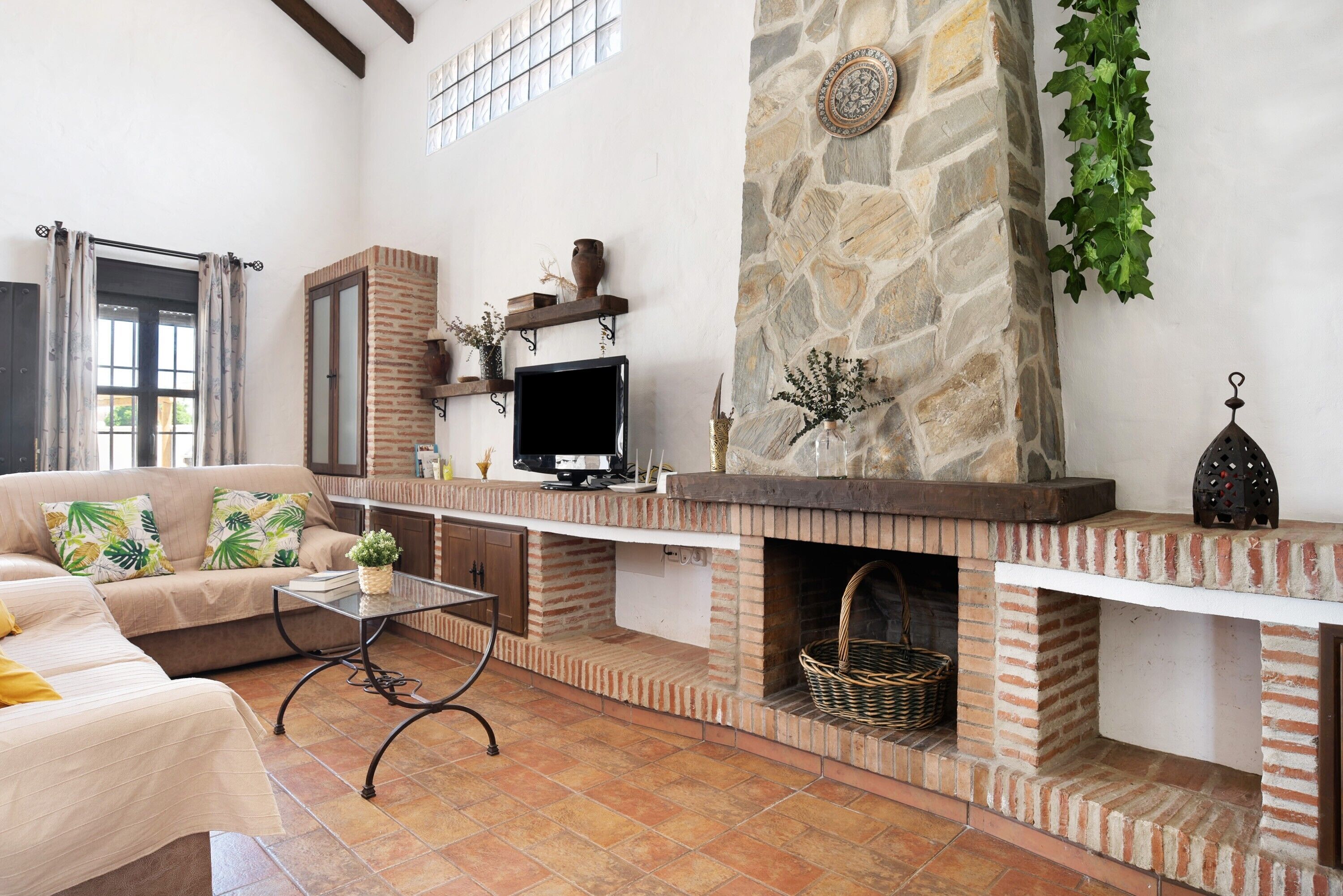 TV, fireplace