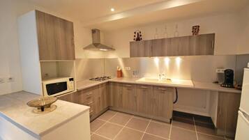 Frigorífico, microondas, horno y placa de cocina