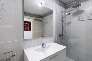 Een douche, een haardroger, handdoeken