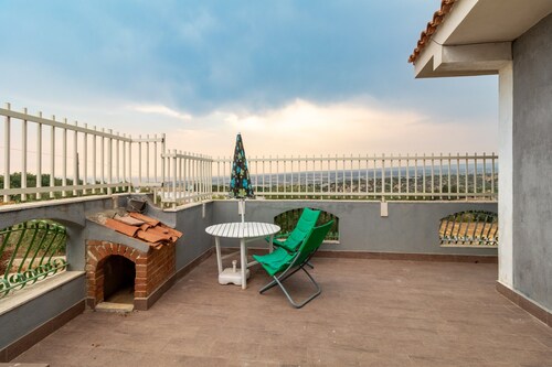 Villa 'Joseph' with Sea View, Wi-Fi and Air Conditioning