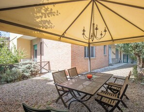 Outdoor dining - Apartment "Dimora Di Sofia" with Private Terrace, Private Garden and Air Conditioning (SIENA)