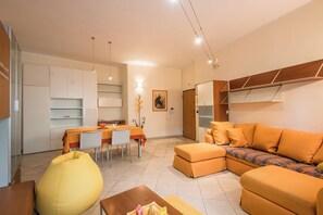 TV - Apartment "Dimora Di Sofia" with Private Terrace, Private Garden and Air Conditioning (SIENA)