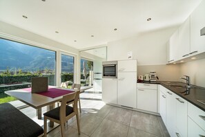 Fridge, microwave, oven, stovetop - Apartment "Weinreichhof Marie & Max" with Mountain View, Private Terrace & Wi-Fi (Ciardes)