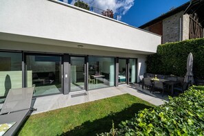 Outdoor dining - Apartment "Weinreichhof Marie & Max" with Mountain View, Private Terrace & Wi-Fi (Ciardes)