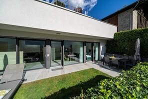 Outdoor dining - Apartment "Weinreichhof Marie & Max" with Mountain View, Private Terrace & Wi-Fi (Ciardes)