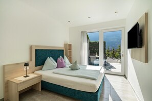2 bedrooms, free WiFi, bed sheets - Apartment "Weinreichhof Marie & Max" with Mountain View, Private Terrace & Wi-Fi (Ciardes)