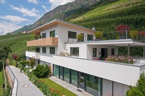 Exterior - Apartment "Weinreichhof Marie & Max" with Mountain View, Private Terrace & Wi-Fi (Ciardes)