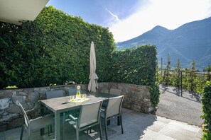 Outdoor dining - Apartment "Weinreichhof Marie & Max" with Mountain View, Private Terrace & Wi-Fi (Ciardes)