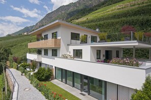 Exterior - Apartment "Weinreichhof Marie & Max" with Mountain View, Private Terrace & Wi-Fi (Ciardes)