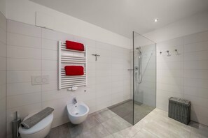 Een douche, gratis toiletartikelen, een haardroger, handdoeken