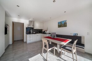 Dining - Apartment "Weinreichhof Laaser Spitz" with Mountain View, Private Terrace & Wi-Fi (Ciardes)