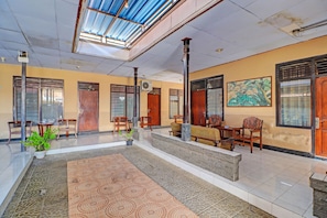 Lobby - SPOT ON 92028 Hotel Surya Near Pelabuhan Gilimanuk (Melaya)