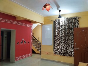 Interior - Relax with the entire family. We welcomes parties, families, and couples. (Neral)