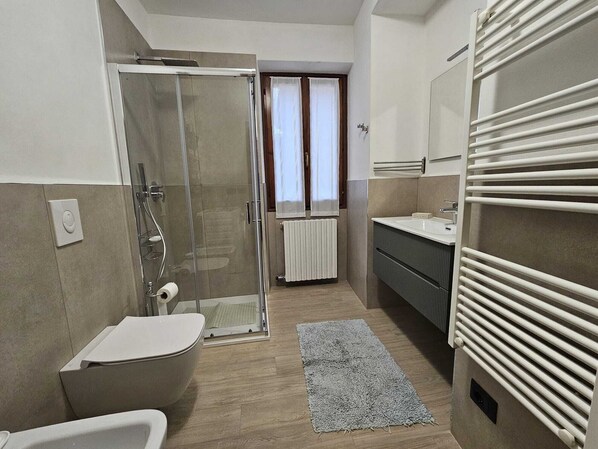 Duschwanne, Haartrockner, Bidet, Handtücher