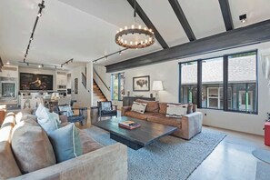 Smart TV, fireplace, stereo