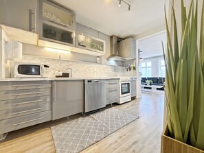 Fridge, microwave, oven, stovetop - Central BnB Apartment Nr6 Stavanger 4 Bedrooms (Stavanger)