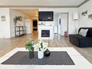 TV, fireplace, books - Central BnB Apartment Nr6 Stavanger 4 Bedrooms (Stavanger)