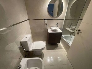 Combined shower/bathtub, hair dryer, towels