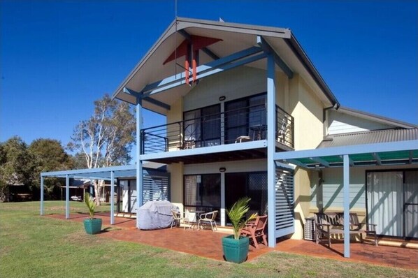 Exterior - Luxury Golf Course Townhouse, direct golf course frontage-FREE NIGHTS (Salamander Bay)