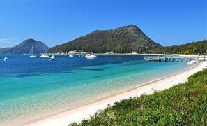 Beach - Luxury Golf Course Townhouse, direct golf course frontage-FREE NIGHTS (Salamander Bay)
