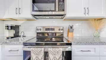 Een koelkast, een magnetron, een oven, een kookplaat