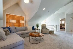 Fernseher, Kamin, Bücher, Arbeitsbereiche