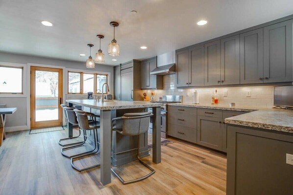 Réfrigérateur, four à micro-ondes, un four, surface de cuisson