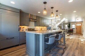 Réfrigérateur, four à micro-ondes, un four, surface de cuisson