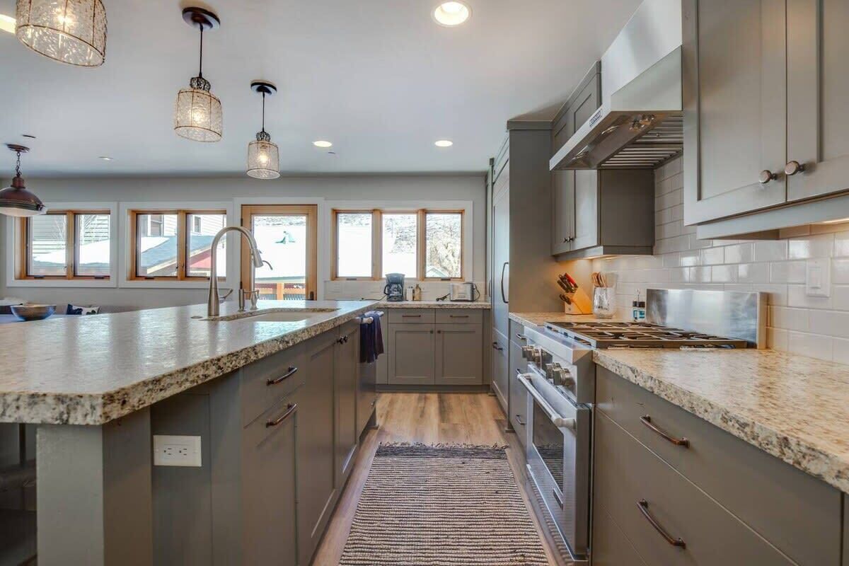 冷蔵庫、電子レンジ、オーブン、コンロ