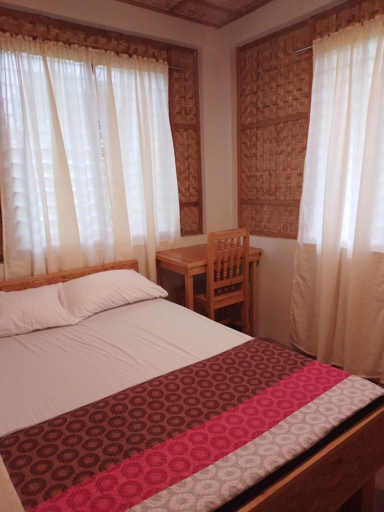 2 bedrooms, desk, WiFi, bed sheets