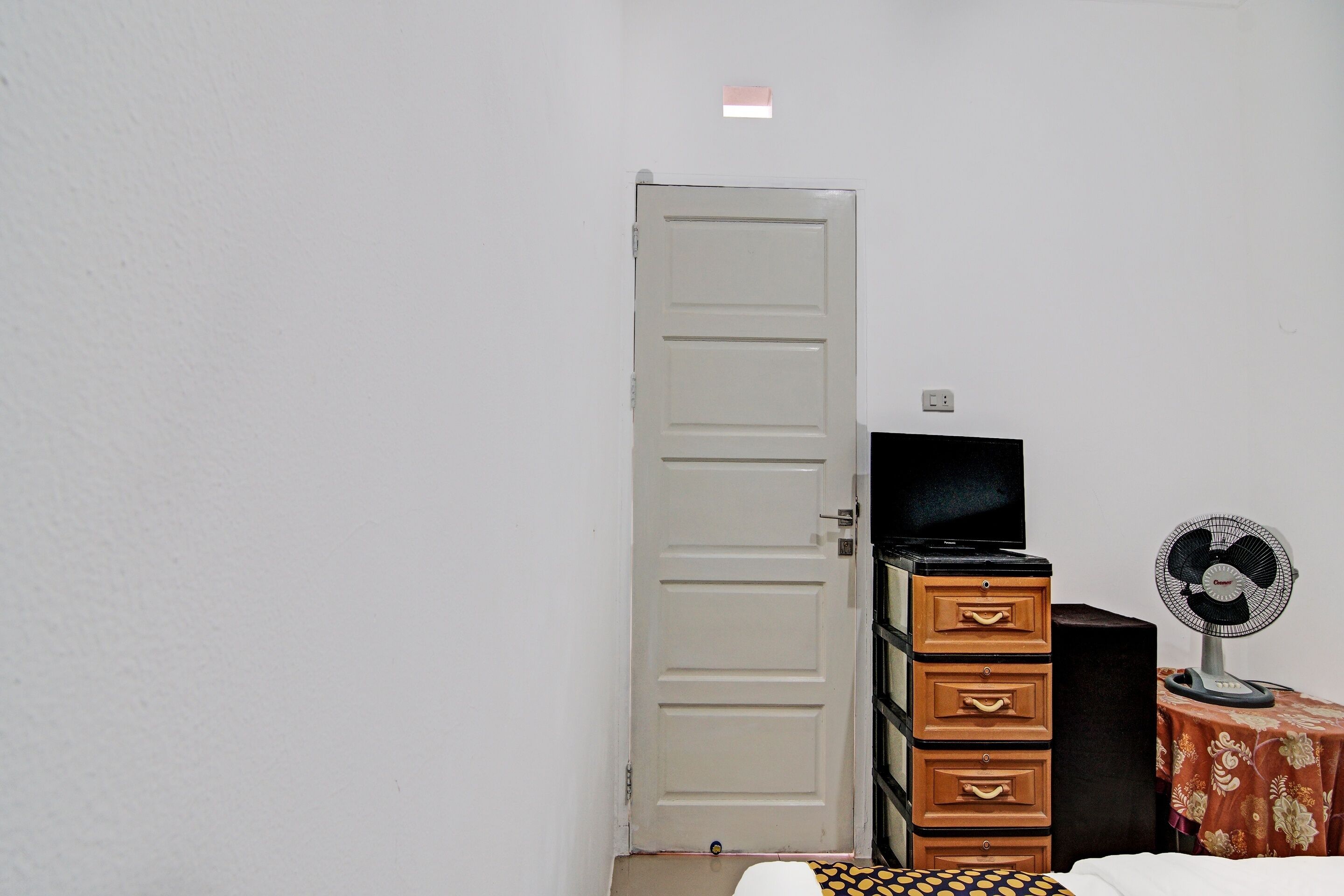 economy double room | bed sheets