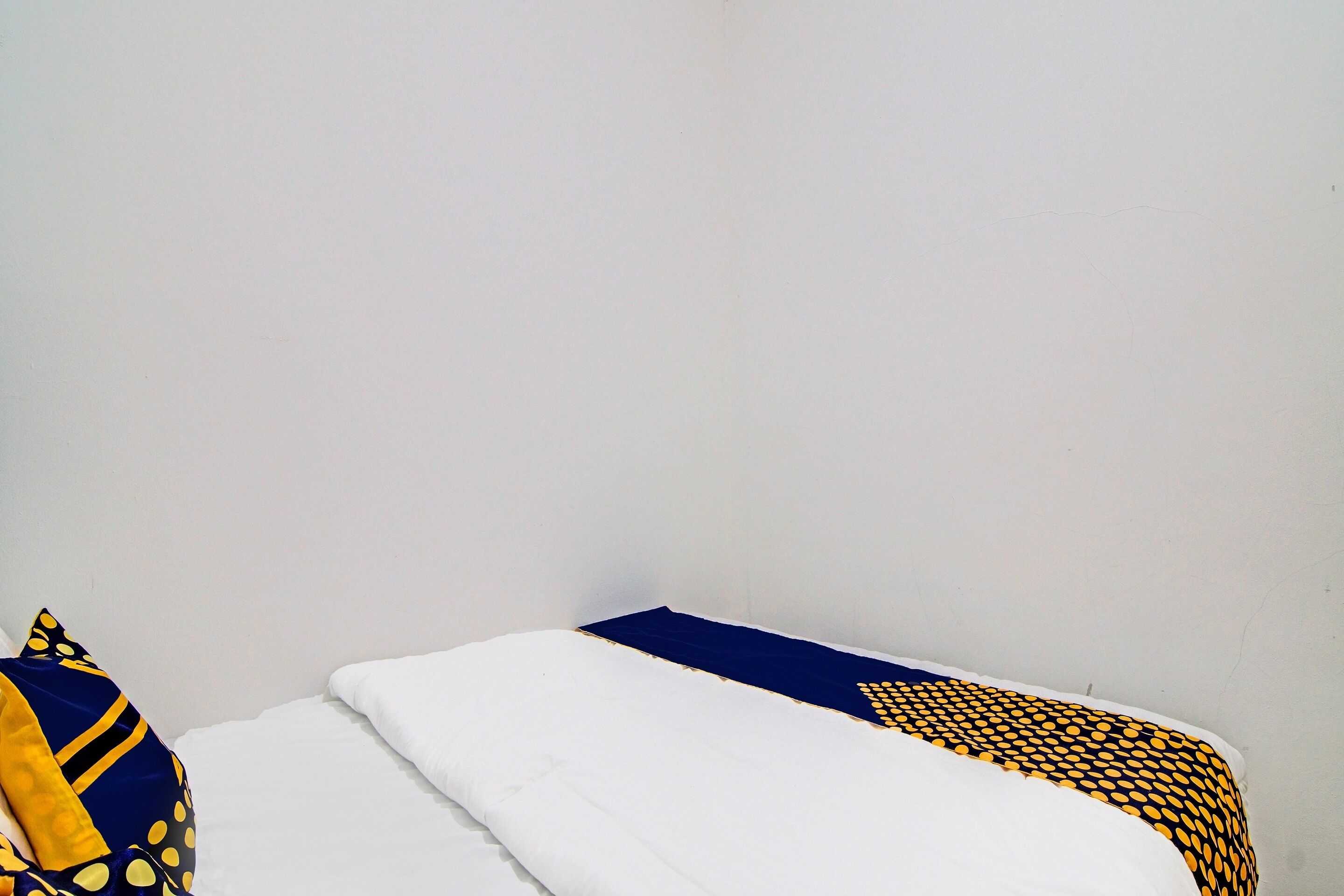 economy double room | bed sheets