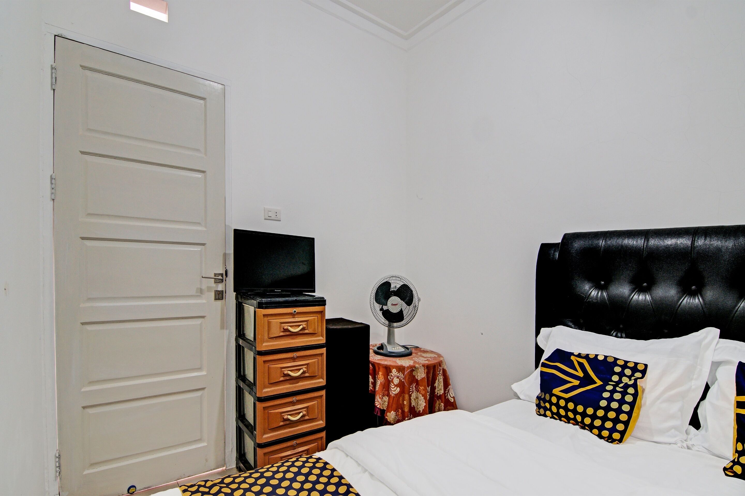 economy double room | bed sheets