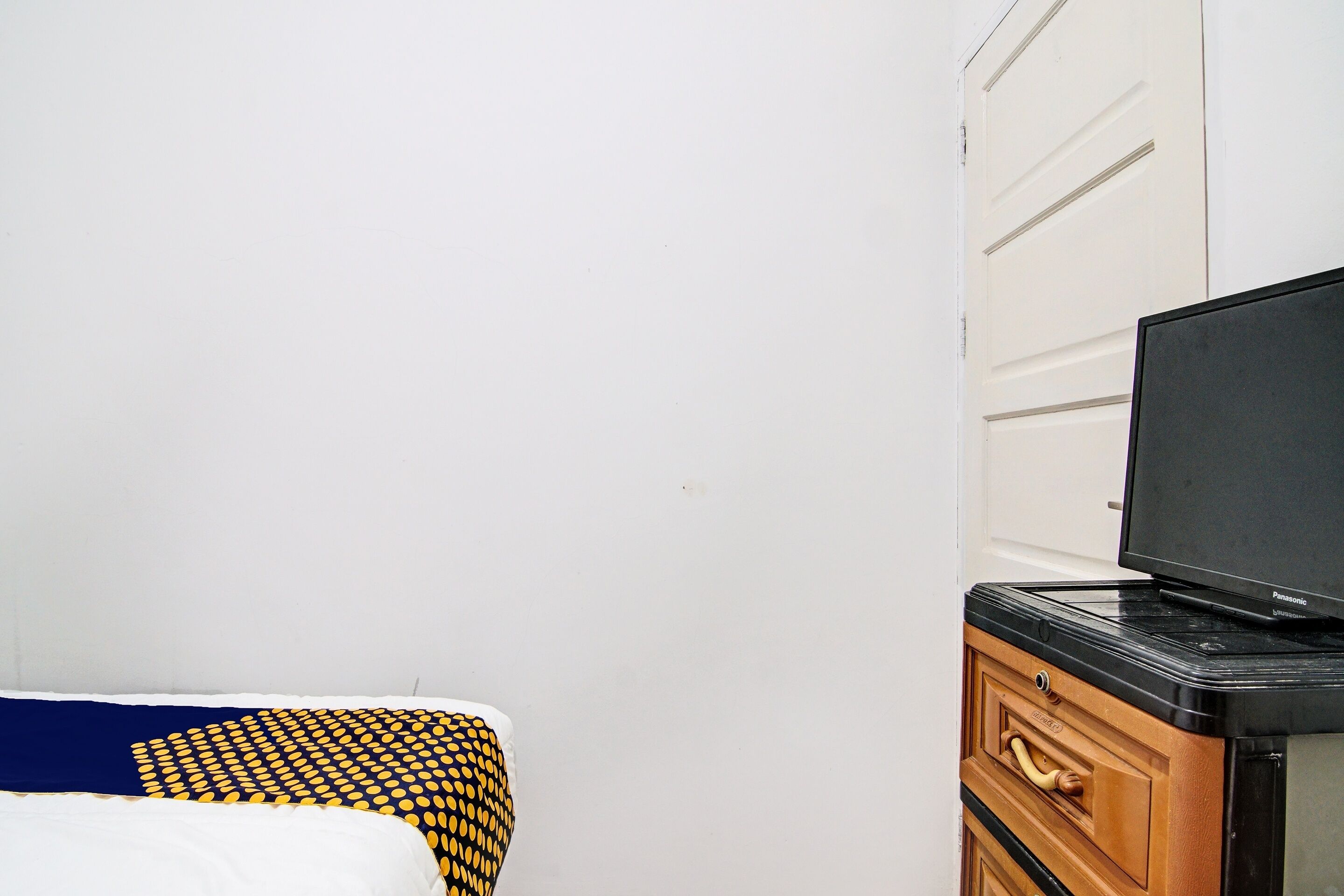 economy double room | bed sheets