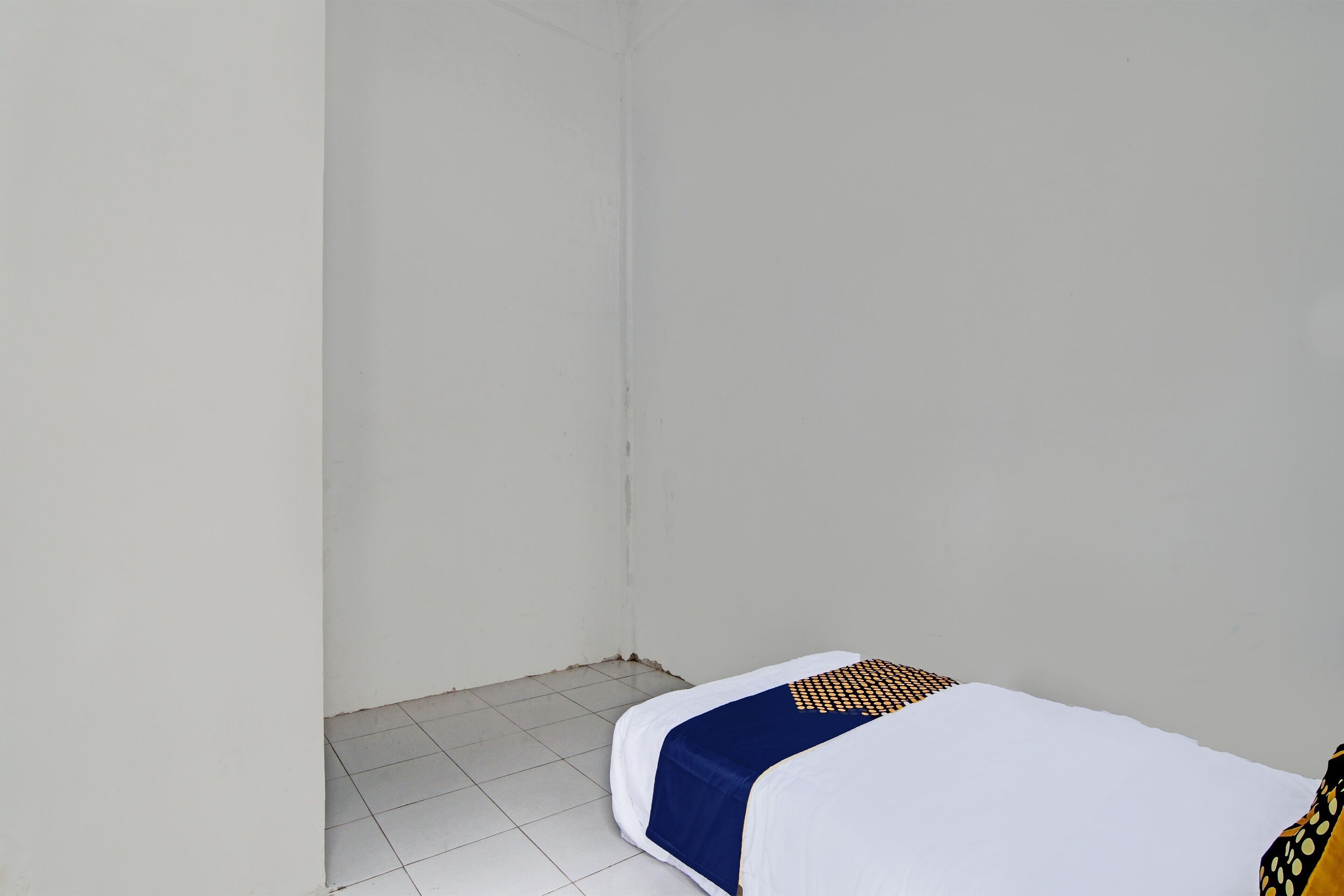 economy single room | bed sheets