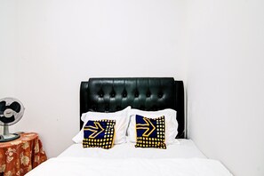 Economy Double Room | Bed sheets - Hotel O Homestay Dinda Syariah Near Masjid Al Amin (Pekanbaru)