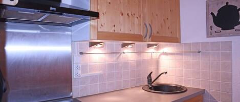 Réfrigérateur, batterie de cuisine, vaisselle et ustensiles