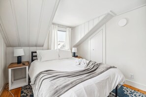 4 bedrooms, desk, iron/ironing board, WiFi - Seaside Serenity | Steps to Ocean, A/C & Porch (Newbury)