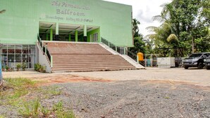 Um edifício com fachada verde e uma placa com a inscrição 'The Penmata Inn Ballroom'.