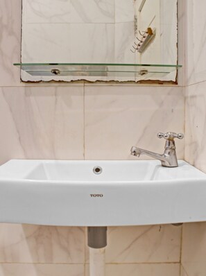 Standard Double Room | Bathroom | Shower, towels - Hotel O Permata Inn (Kualakapuas)