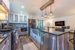 Refrigerador, microondas, horno y parrilla de estufa 