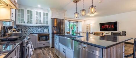 ثلاجة، ميكروويف، فرن، موقد طهي مسطح