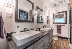 Douche, sèche-cheveux, serviettes fournies