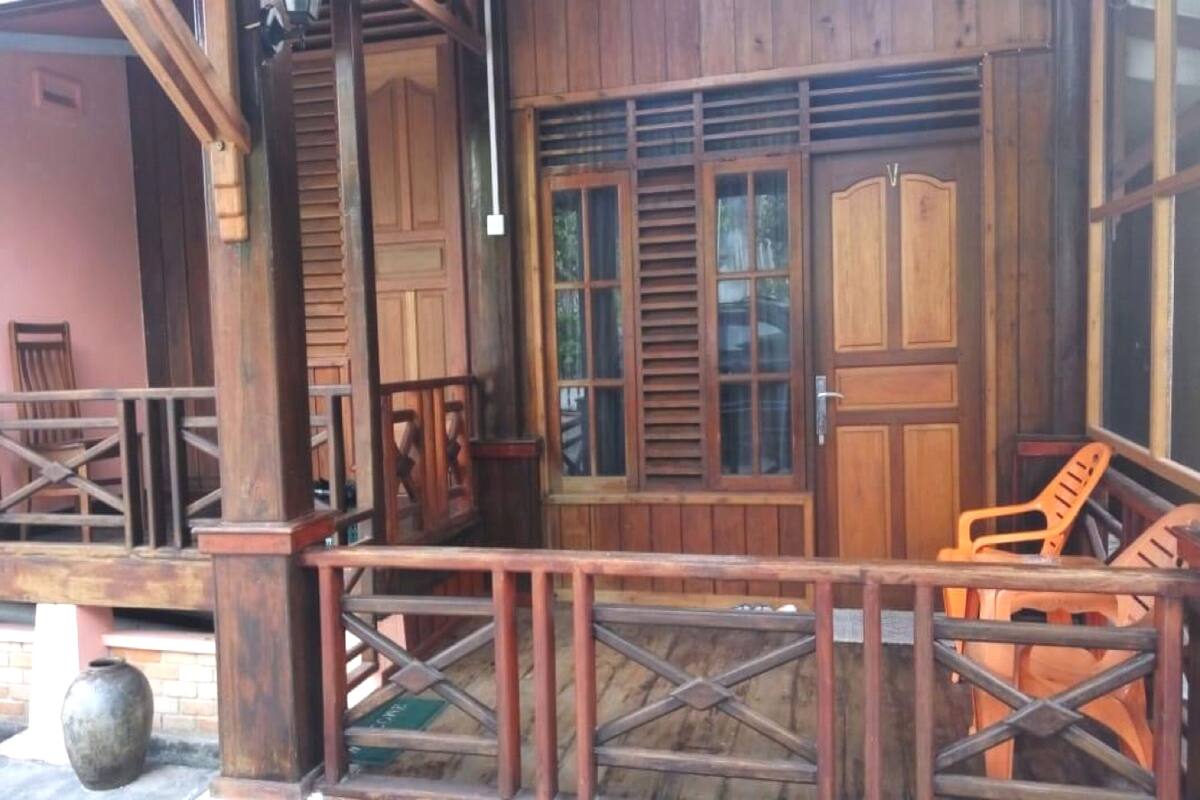 Desk, laptop workspace, free WiFi, bed sheets